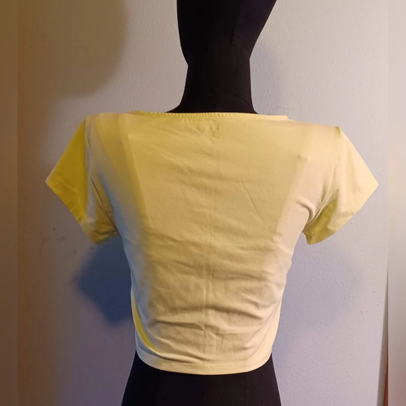 An Old Navy Yellow Activewear Crop Top - Picture 3 of 4